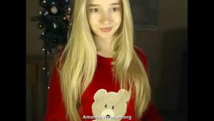 Blondi teen show her little tits